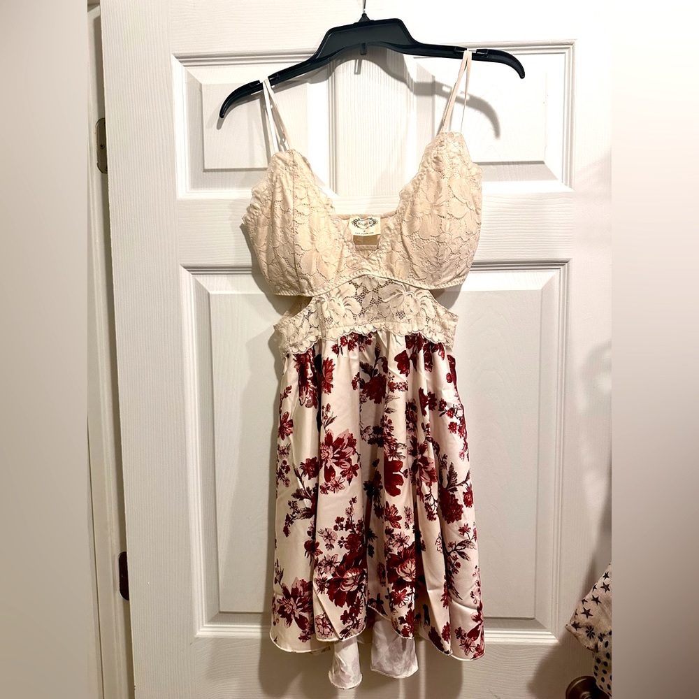 Cute dress with cut out side. I never wore it.